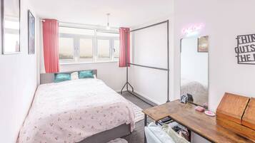 2 bedrooms, desk, iron/ironing board, WiFi