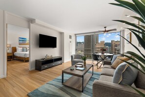 TV - 14th Floor Waikiki City & Mountain Views! Full Kitchen! Walk to Beach! (Honolulu)