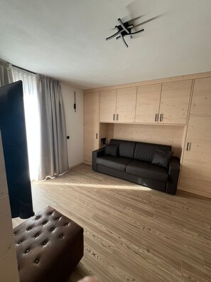 Bormio Apartments al pradais giardino est | Living area | 95-cm flat-screen TV with cable channels - Bormio Apartments al pradais giardino est (Bormio)