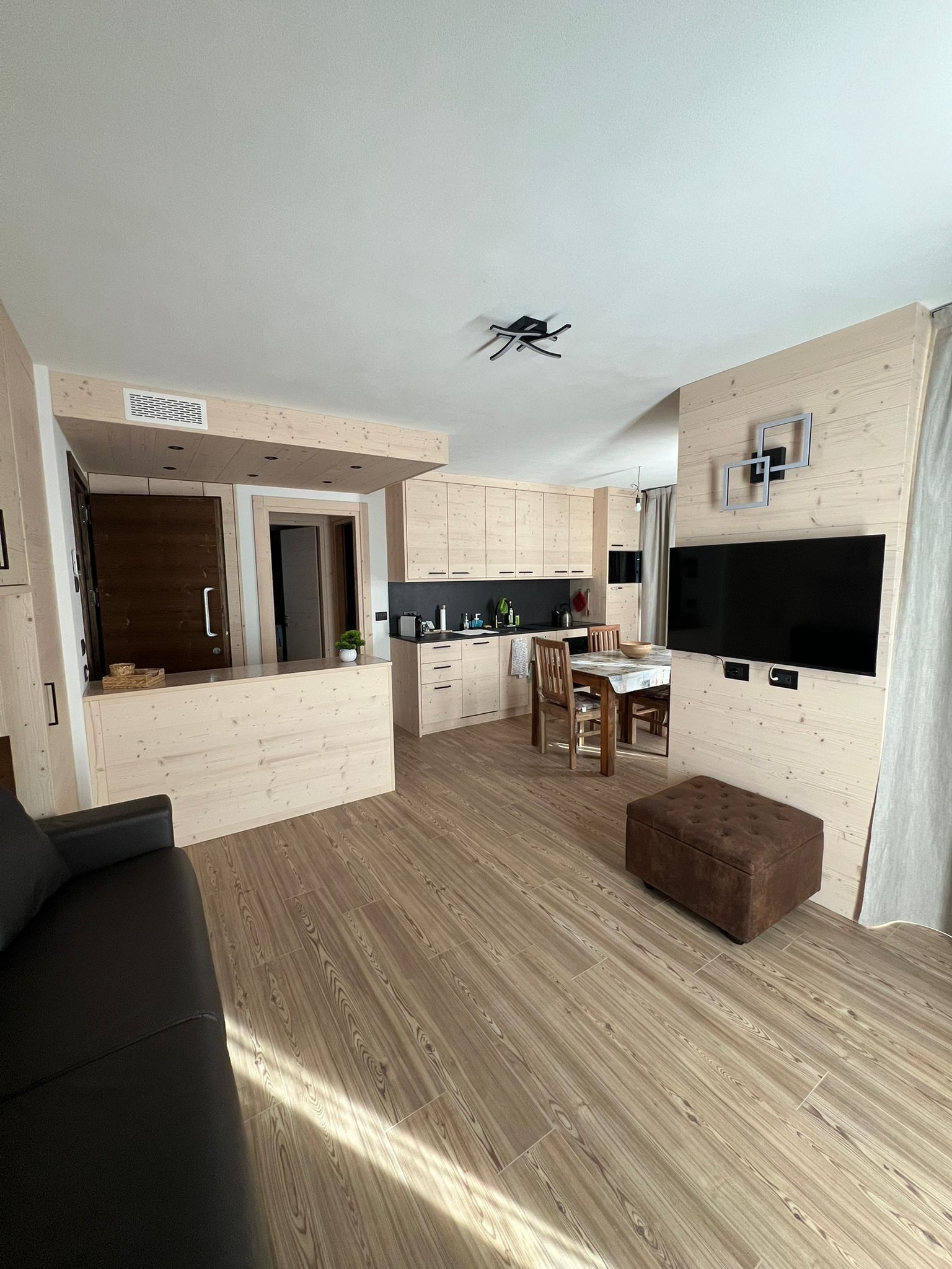 Bormio Apartments al pradais giardino est | Living area | 95-cm flat-screen TV with cable channels