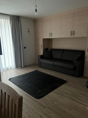 Bormio Apartments al pradais giardino est | Living area | 95-cm flat-screen TV with cable channels - Bormio Apartments al pradais giardino est (Bormio)