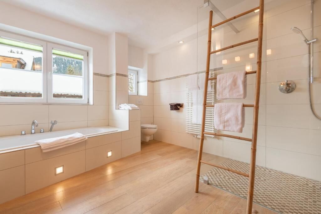 Haartrockner, Handtücher, Seife, Toilettenpapier
