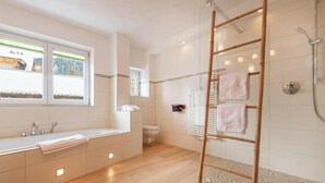 ヘアドライヤー、タオル、石鹸、トイレットペーパー