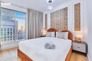 Apartamento premium, vista para a cidade | Cofres nos quartos, ferros/tábuas de passar roupa, Wi-Fi de cortesia