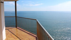 A balcony with a view of the sea, a railing, and a tiled floor. - Your Mediterranean dream home  - Costapinosmar (Salou)