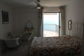 3 bedrooms, iron/ironing board, Internet, bed sheets - Your Mediterranean dream home  - Costapinosmar (Salou)
