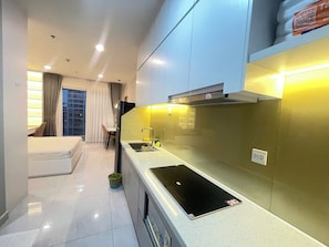 Apartemen Basic, pemandangan kota | Dapur pribadi | Lemari es, microwave, kompor, dan peralatan masak/sendok-piring