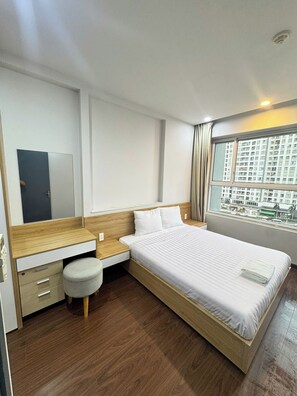 Desk, laptop workspace, free WiFi - Sunrise Riveside Luxury Apartment (Thanh pho Ho Chi Minh)