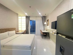 Apartemen Basic, pemandangan kota | Meja kerja, ruang kerja ramah laptop, dan Wi-Fi gratis