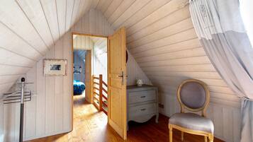 2 bedrooms, iron/ironing board, bed sheets