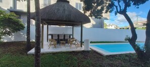 Outdoor dining - La Maison Coloniale II (Grand Baie)