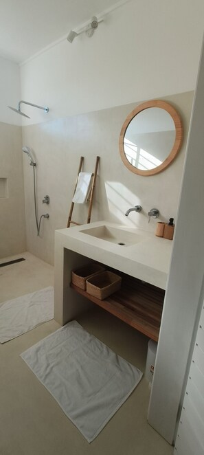 Shower, towels - La Maison Coloniale VII (Grand Baie)