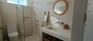 Douche, serviettes fournies