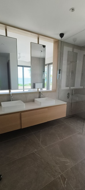 Shower, towels - Villa Azuri - Sea view (Roches Noires)