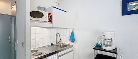 Kühlschrank, Mikrowelle, Ofen, Herdplatte