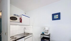 Fridge, microwave, oven, stovetop - Studio, pets allowed, balcony - 2 guests (Lamalou-les-Bains)