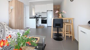 Ein modernes Apartment mit Küche, Essbereich und Wohnzimmer.
