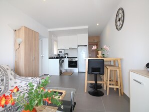 A modern apartment with a kitchen, dining area, and living room. - Renovated apartment sea view - guests (Llançà)