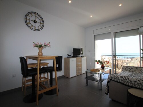 Renovated apartment sea view - guests