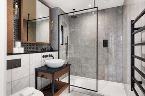 Dusche, Haartrockner, Handtücher, Seife