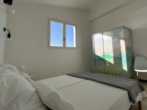2 bedrooms - Family home for 6 by the pond with parking (Le Barcarès)