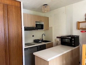 Wasserkocher mit Kaffee-/Teezubehör, Kühlschrank, Mikrowelle