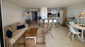 Un apartamento moderno con sala de estar, comedor y cocina.