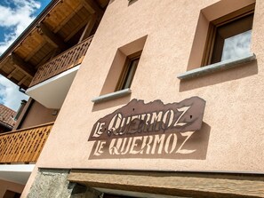 Ein Gebäude mit einem Schild, auf dem 'Le Quermoz Le Quermoz' steht.