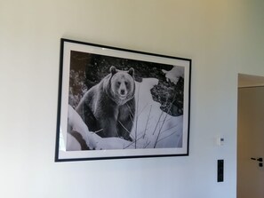 Ein gerahmtes Foto eines Bären in verschneiter Landschaft an einer Wand.