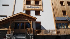 En byggnad med en skylt som visar texten ”Te. Chamois” och en annan skylt med texten ”SNACK BAR”.