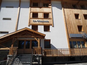 A building with a sign reading 'Te. Chamois' and a 'SNACK BAR' sign. - Apartment on slopes, 8 guests (Pra-Loup)