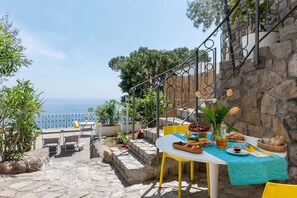 Outdoor dining - AMORE RENTALS - Casa Giovanna A – Nerano apartment with hot tub and direct sea access (Massa Lubrense)