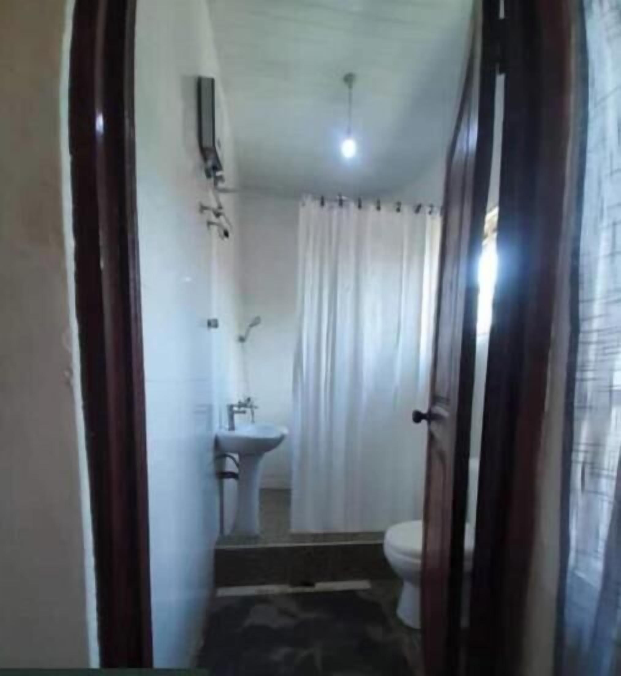 Regadera, toallas, jabón, papel de baño 