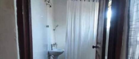 Regadera, toallas, jabón, papel de baño