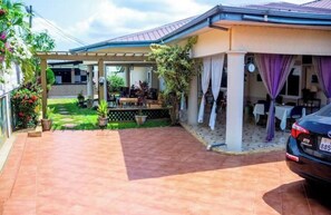 Outdoor dining - Modern Comfort & Tranquil Stay - Perfect for Families & Relaxation (Koforidua)