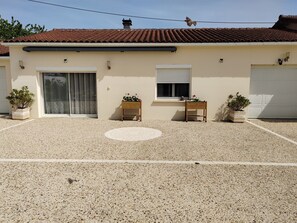 Exterior - Gîte “Les Lauriers Roses Du 17” with Private Terrace, Wi-Fi, and Air Conditioning (Saint-Germain-du-Seudre)