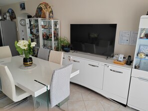 Dining - Gîte “Les Lauriers Roses Du 17” with Private Terrace, Wi-Fi, and Air Conditioning (Saint-Germain-du-Seudre)