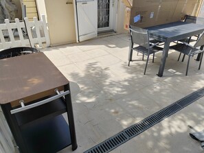 Outdoor dining - Gîte “Les Lauriers Roses Du 17” with Private Terrace, Wi-Fi, and Air Conditioning (Saint-Germain-du-Seudre)