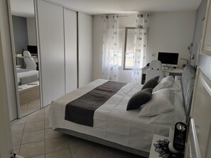 Room - Gîte “Les Lauriers Roses Du 17” with Private Terrace, Wi-Fi, and Air Conditioning (Saint-Germain-du-Seudre)