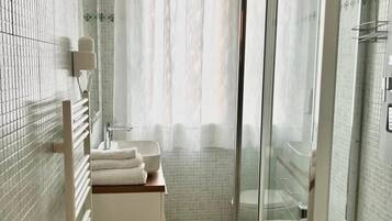 Douche, sèche-cheveux, serviettes fournies