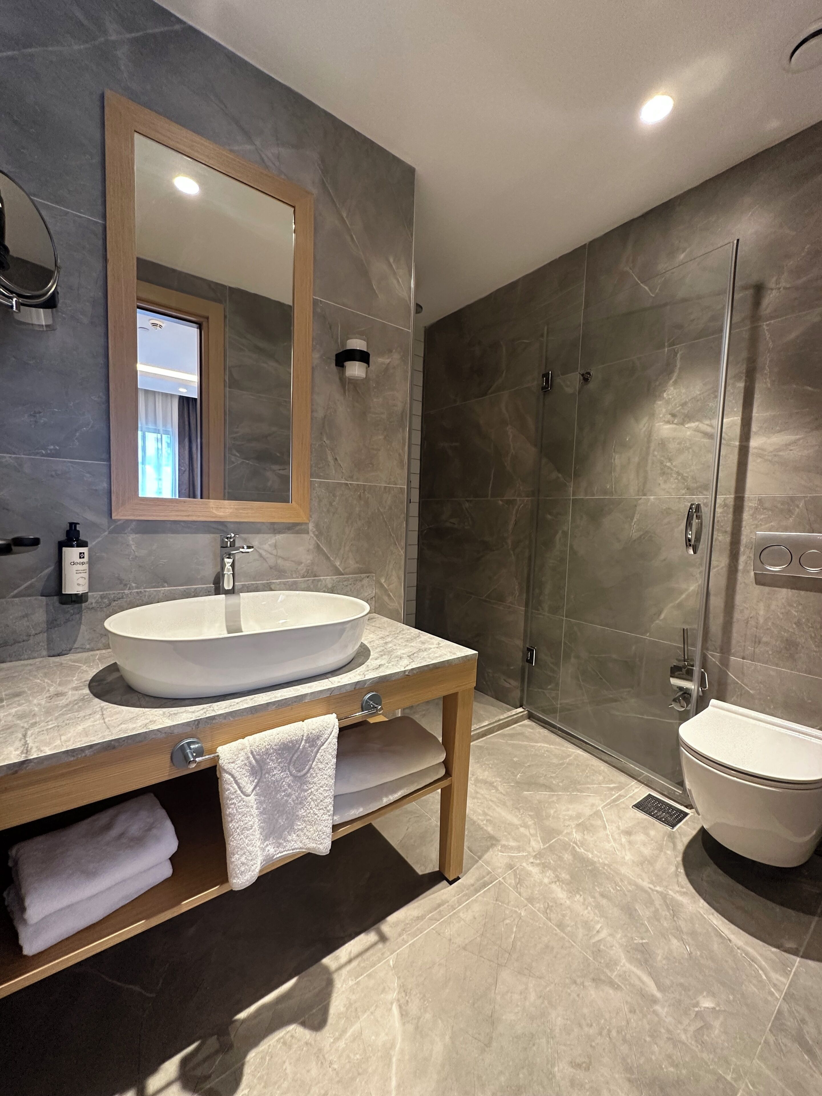 Deluxe Suite, City View | Bathroom