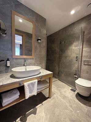 Deluxe Suite, City View | Bathroom | Shower, hair dryer, towels, soap - Cher Suite Hotel (Eyup)