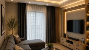 Una sala de estar moderna con un sofá modular, una mesa de centro, un televisor de pantalla plana y un diseño minimalista.