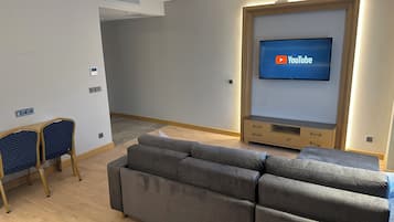 Junior Suite, City View | Living area