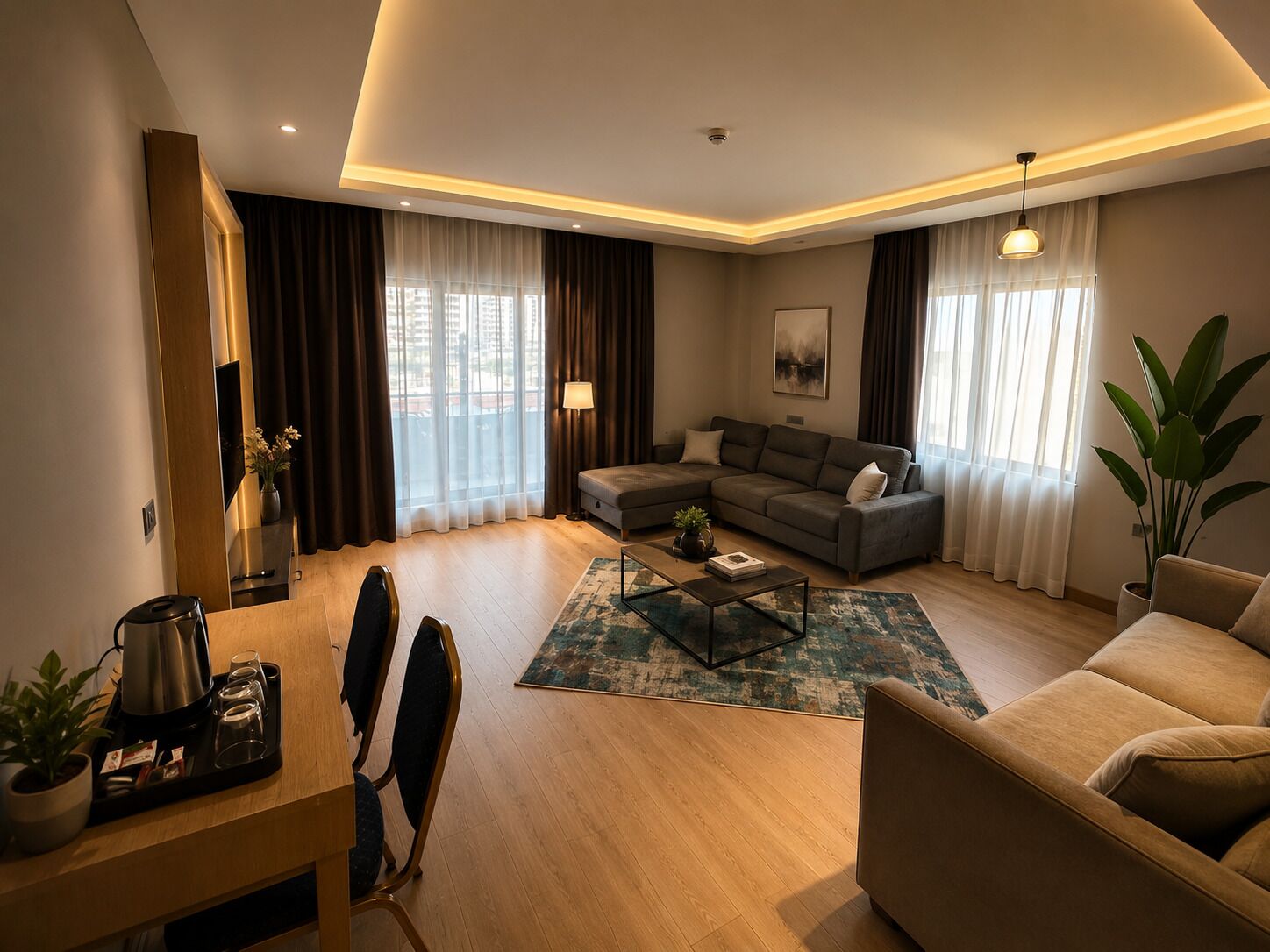 Una sala moderna con sofá, mesa de centro y comedor con sillas y cafetera.