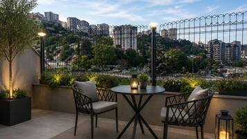 Familie suite, balkon, uitzicht op stad | Terras