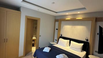Royal Suite | Desk, laptop workspace, free WiFi