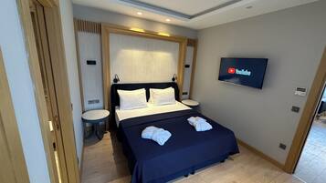 Royal Suite | Desk, laptop workspace, free WiFi