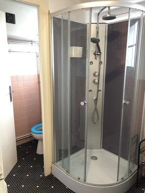 Bathroom - Vrbo Property (Talence)