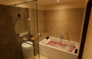 Executive Triple Room, City View | Bathroom - Vijay Villas Rathara - Silpara Bypass Rd (Rewa)